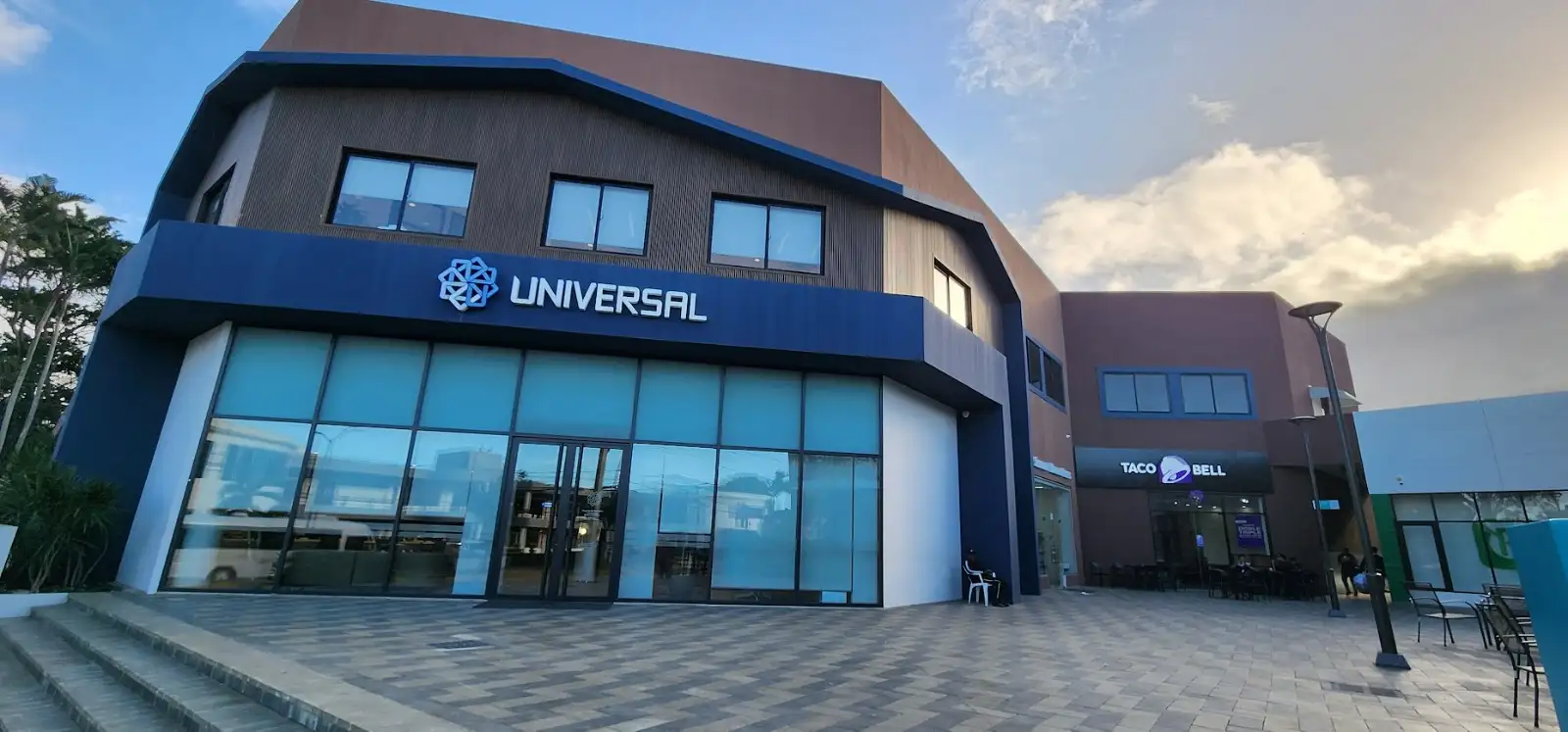 Pintado exterior de oficina de Seguros Universal en Plaza Paseo, Puerto Plata