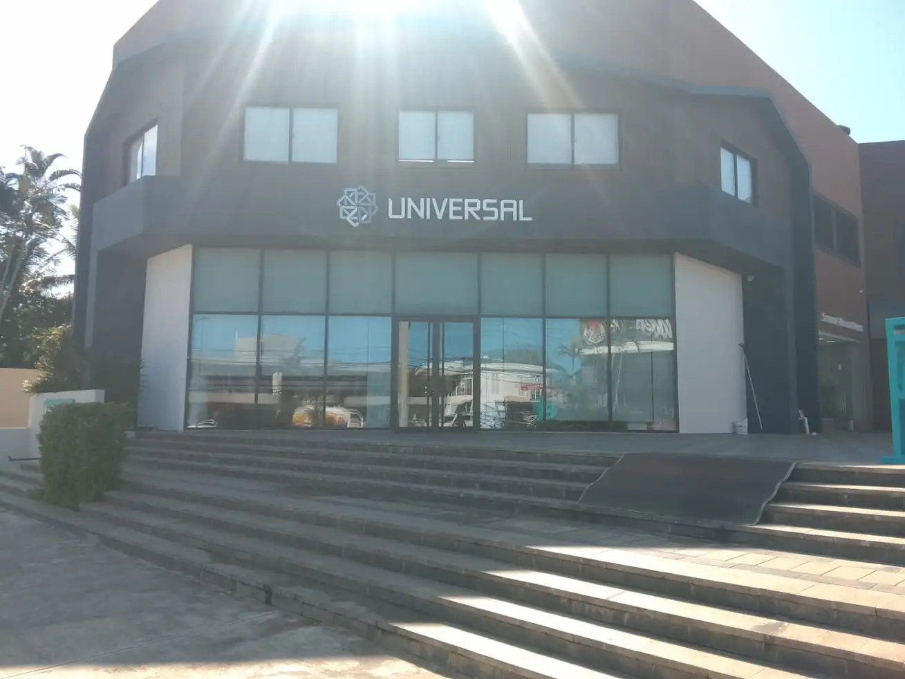Detalle del pintado exterior de oficina de Seguros Universal en Plaza Paseo, Puerto Plata